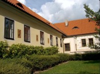 Přilehlé budovy: budovy v areálu zámku