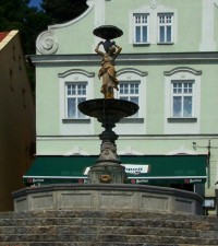 Novorenesanční kamenná kašna