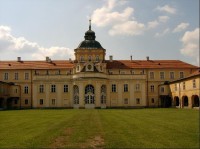 Zadní trakt zámku: Zadní trakt zámku - pohled skrz plot ze zámeckého parku