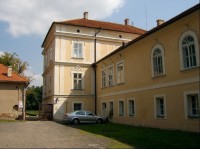 Pohled na křídlo zámku 2: Cesta k zámecké zahradě,pohled na boční křídlo zámku