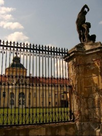 Zadní trakt a plot: Pohled na plot a zadní trakt zámku ze zámeckého parku