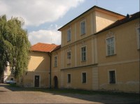 Pohled na křídlo zámku: Cestou do zámecké zahrady - pohled na křídlo zámku