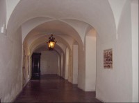 Interiér: Chodba ve střední, hlavní části zámku