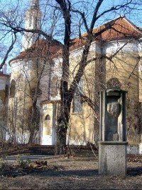 Klášterní zahrada: Součástí objektu je dnes zahrada s několika drobnými stavbami ? jako areál psychiatrické kliniky fakultní nemocnice.