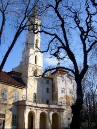 Kostel Sv.Kateřiny: Unikátní barokní sálová stavba s příčnou lodí, uvnitř bohatě architektonicky členěná. Z původního gotického kostela byla ponechána pouze vysoká, dole čtyřhranná a v horní části osmiboká štíhlá věž, zvaná pražský minaret.