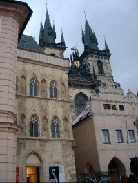 Dům U Kamenného zvonu: Monumentální středověký věžový dům vznikl ve dvou stavebních etapách (druhá polovina 13. st. a první polovina 14. st.). Byl patrně vybudován jako palác pro královskou rodinu, především pro Elišku Přemyslovnu.