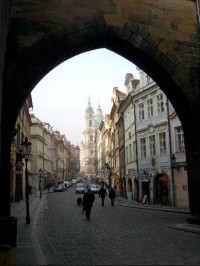 Průhled z brány do Mostecké ulice