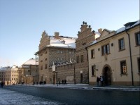 Hradčanské nám. 2: Původně se na místě současného paláce, zvaného rovněž Lobkowiczký, nacházelo několik gotických domů, zmiňovaných poprvé v sedmdesátých letech 14. století.