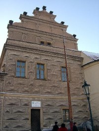 Fasáda paláce: Dominatní prvek fasády všech průčelí představují sgrafita, zaujímající celou plochu omítky, stupňovité střešní štíty s toskánskými pilastry, lunetová římsa, vstupní portál ohradní zdi a její štítová atika (z rekonstrukce ve 2. pol. 19.
