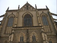 Průčelí: Stavba pod patronátem kutnohorských měšťanů započala v roce 1388 pod vedením Jana Parléře, syny slavného dvorního architekta císaře Karla IV. Petra Parléře. Jan, který je autorem věnce chórových kaplí, se zcela zjevně inspiroval nejen dílem 