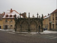 Kašna v Kutné Hoře: Kvůli důlní činnosti měla Kutná Hora problémy v zásobování pitnou vodou. Byla přiváděna z okolí města dřevěným potrubím. Kolem jedné z nich postavil v letech 1493 - 1495 Matěj Rejsek dvanáctiboký kamenný hranol zdobený bohatým dek