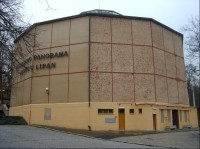 Maroldovo panorama: Obraz byl původně umístěn v dřevěném kruhovém pavilonu vybudovaném přímo pro Maroldovo rozměrné plátno. Pavilon však rychle chátral a tak bylo panorama v r. 1908 převezeno do nového objektu s půdorysem pravidelného dvanáctiúhelník