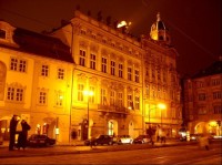 Noční Kaiserštejnský palác: Nejpozoruhodnějším interiérem paláce je bezesporu prostor tkz. starých jídelen v prvním poschodí, jehož dispozice nedoznala od doby výstavby paláce takřka žádných změn. Střední sál s portály z umělého mramoru je jedním z v
