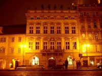 Noční průčelí paláce