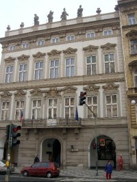 Kaiserštejnský palác: Nejstarší podobu hlavního průčelí paláce zachycuje Pfeffelova mědirytina z r. 1743 podle kresby J.J. Dietzlera - korunovační průvod Marie Terezie. Odchylky od nynějšího stavu jsou pouze v detailech.