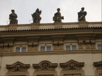 Sochy Čtyř živlů: Na atice průčelí do Malostranského náměstí jsou osazeny sochy Čtyř ročních období či Čtyř živlů, pravděpodobně díla vlašského sochaře a štukatéra Ottavia Mosta. 