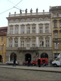 Kaiserštejnský palác na Malostranském náměstí: K hlavní budově paláce je připojen ještě zadní trakt do Josefské ulice, který zůstal zachován ve stylu renesančním. Propojením z prvního poschodí předního traktu jsou z něj návštěvníkům zpřístupněny již 