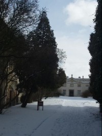 k zámku