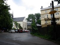 před zámkem