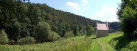 Vlevo je řeka Malše, vpravo je jedna z kapliček 