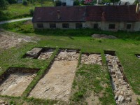 Pohled ze schodů tvrze v prvním podlaží věže západním směrem na další odkryté základy stavby