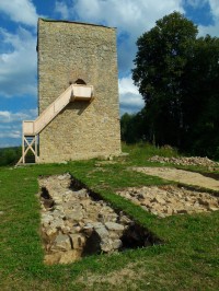 Letos, 2011 začaly sondy a odkrývání dalších základových zdí tvrze