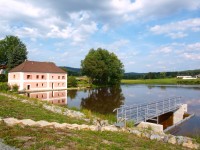 Hráz revitalizovaného rybníka v Tiché