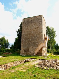 Letos, 2011 začaly sondy a odkrývání dalších základových zdí tvrze