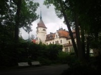 pohled od expozice tučňáků