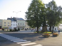 přes náměstí k nádraží