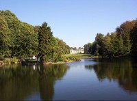 park s jezírkem