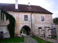 Zlatá Koruna: vstup do předklášteří