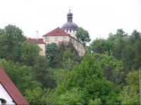 pohled na hrad z golfového hřiště pod hradem (zoom)