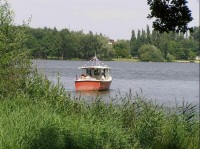 odlouvající vyhlídková loď