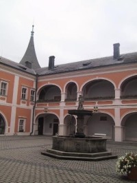Nádvoří s kašnou