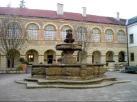 Kašna a arkády západního křídla zámku