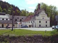 Čelní pohled na hlavní budovu hospodářského dvora při vstupu do Terčina údolí
