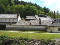 Budovy bývalého hospodářského dvora při vstupu do Terčina údolí