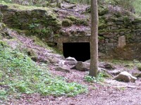 Terčino údolí, vstup do sklepení u Modrého domu