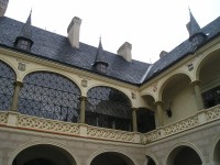 Zámek Žleby, nádvoří