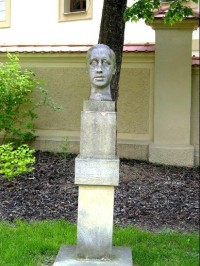 Chyše, pomník K. Čapka