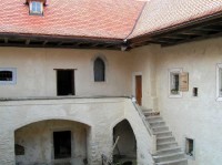 Nádvoří Cuknštejna se zbytkem původní kaple