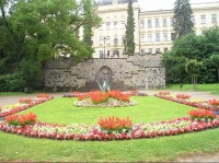 Parková úprava před chrámem sv. Barbory, naproti  budova školy