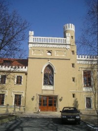 Dolnokrčský zámek, vstup do zámku, západní strana: Zámek v Dolní Krči v Praze 4, nově zrestaurován, zatím neznámé využití, veřejnosti zatím nepřístupný. 