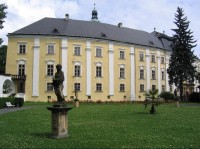 Bruntál - zámek: Sochy v zámecké zahradě