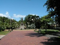 Noumea: Centrální náměstí v hlavním městě Noumea.  Socha v pozadí je generál de Gaulle.