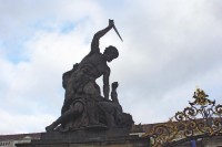 Pražský hrad: západ gigantů nad vstupní branou na první nádvoří 