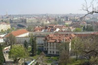 Pražský hrad: pohled ze Starých zámeckých schodů na Prahu a Valdštejnský palác 
