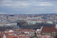 pohled od Pražského hradu: pohled na Malou Stranu a Národní divadlo 