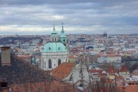 pohled od Pražského hradu: pohled na Malou Stranu s chrámem sv. Mikuláše 